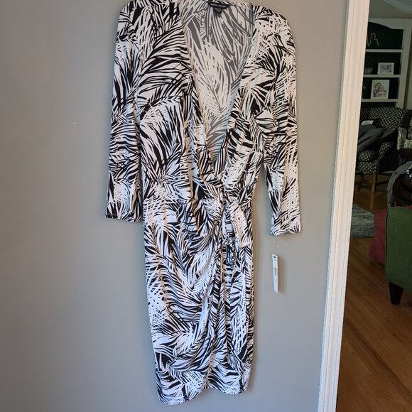 Maggie London Dresses & Skirts - Maggie London Wrap Dress NWT size 16